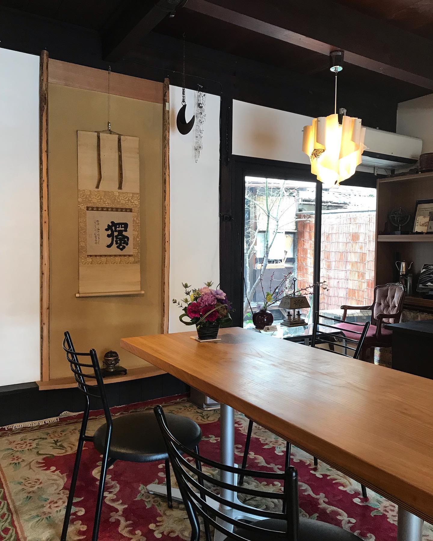 設えを替えました。掛軸は、「獨」 ...